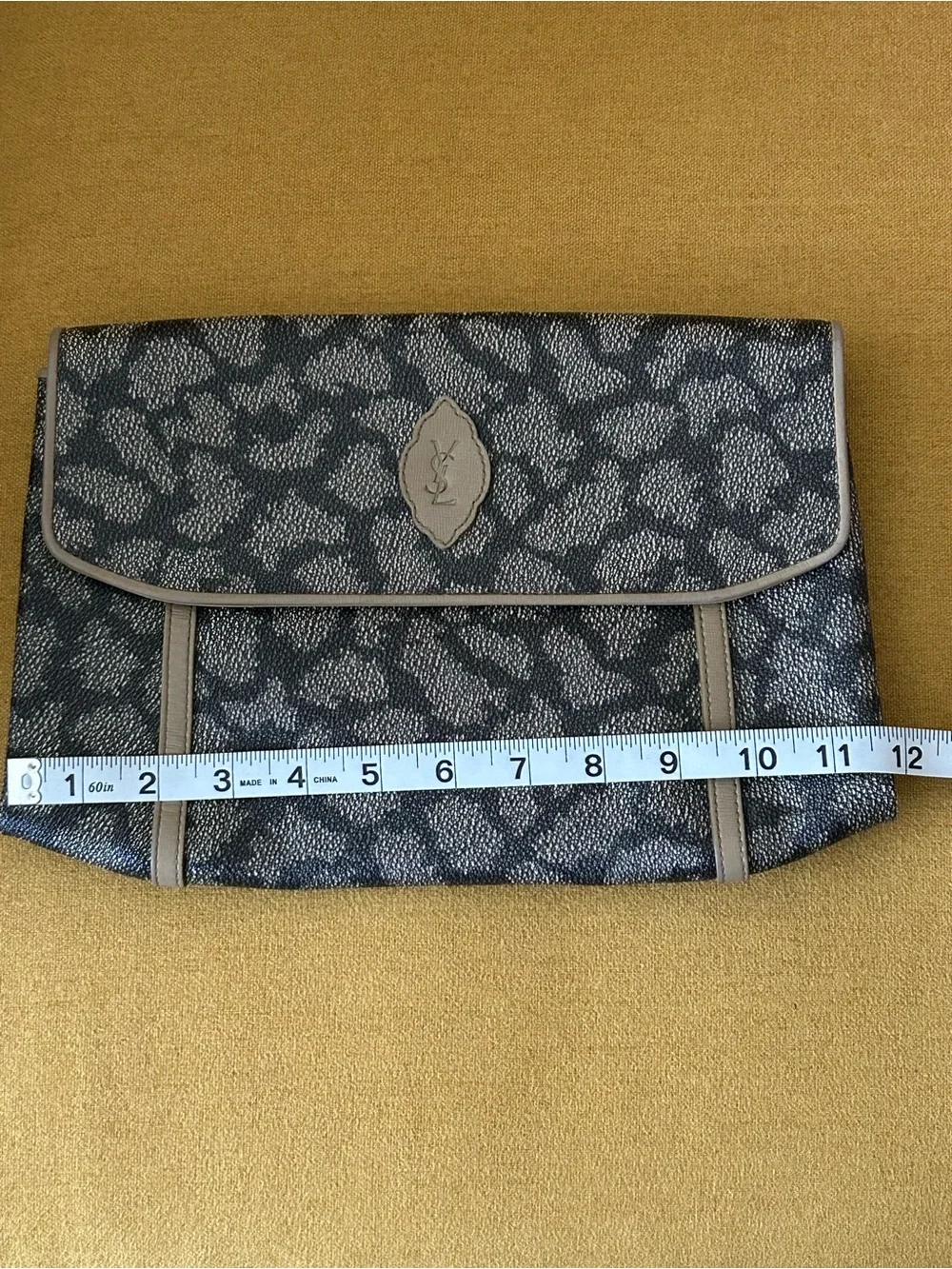 Yves Saint Laurent Giraffe Print Women’s Foldover Clutch Bag - Picture 13 of 14